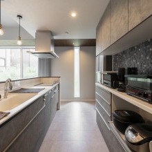 スリット窓の明かりが効果的なモダンキッチン