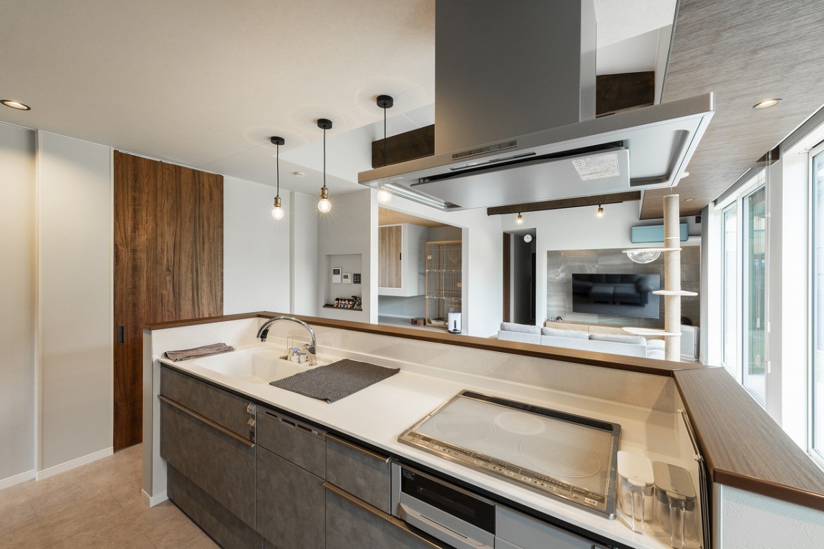 キッチンから見渡せるオープンなリビングダイニング
