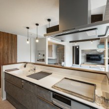 キッチンから見渡せるオープンなリビングダイニング
