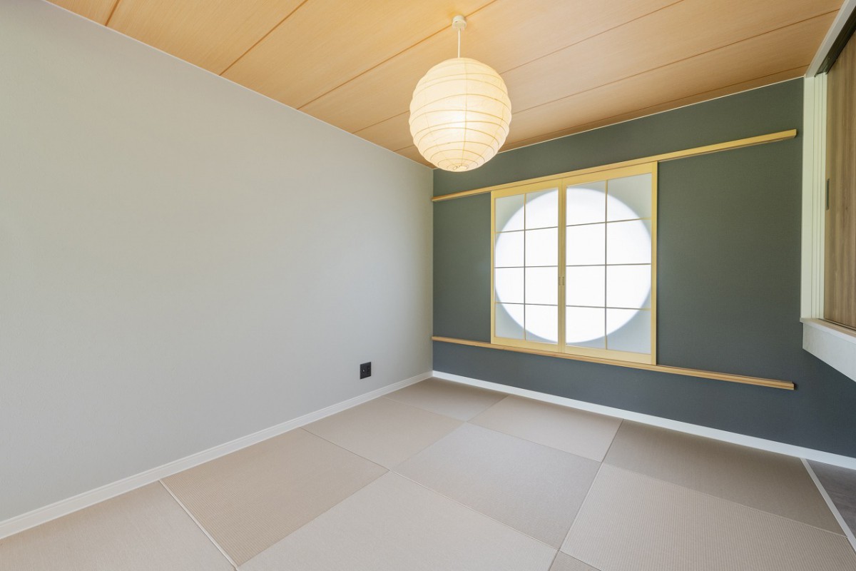 障子で仕立てた丸窓の陰影で雰囲気を演出