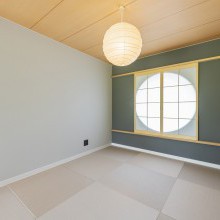 障子で仕立てた丸窓の陰影で雰囲気を演出