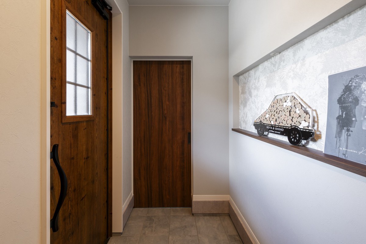 ニッチのアートがエントランスのアクセント