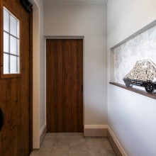 ニッチのアートがエントランスのアクセント