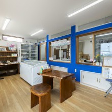 シンボルカラーが鮮やかな清潔感のある店内