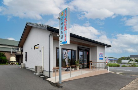 海が近くとも安心、タイル張りの外観が映えるお店