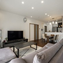 グレイッシュなソファがモダンでありながらも柔らかな雰囲気を演出