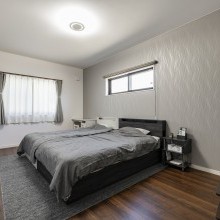 シックな雰囲気で落ち着きのある寝室