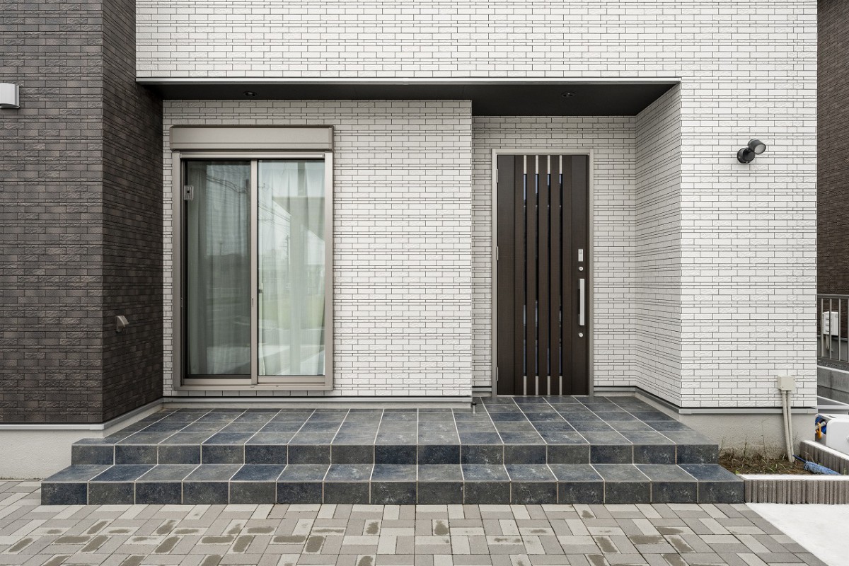 広がるタイルポーチが印象的な玄関