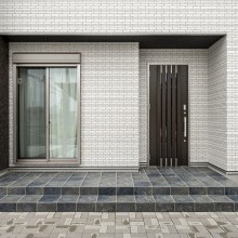 広がるタイルポーチが印象的な玄関