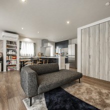 柔らかなグレー味のカラーで優しい雰囲気、集いのリビング