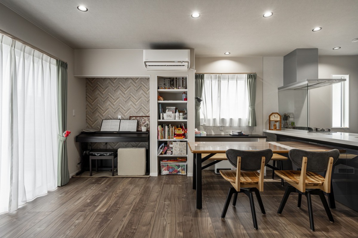 家族の成⾧を見守るスタディカウンターとピアノのあるダイニング