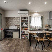 家族の成⾧を見守るスタディカウンターとピアノのあるダイニング
