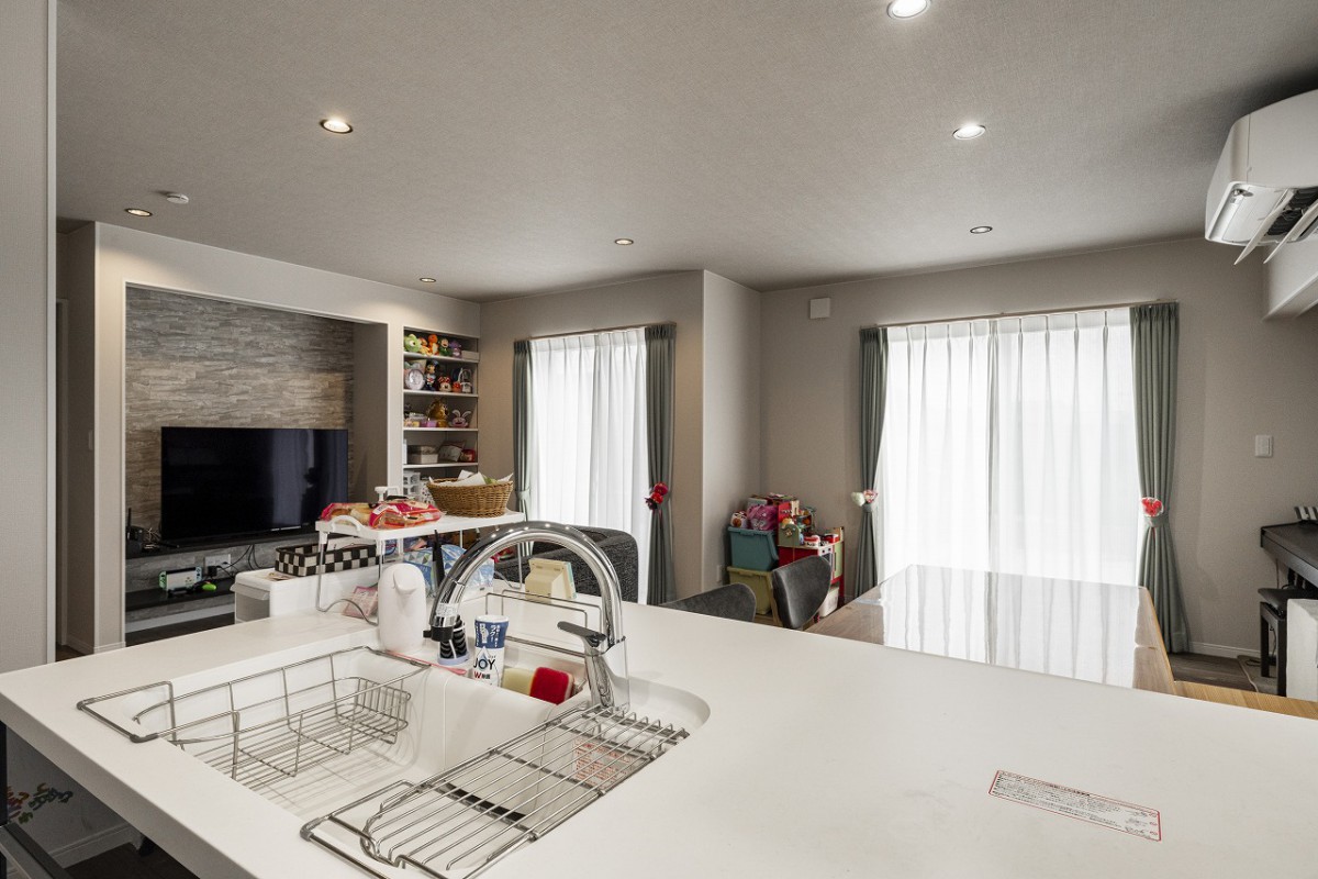 LDK 全体を見渡せるキッチン