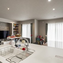 LDK 全体を見渡せるキッチン