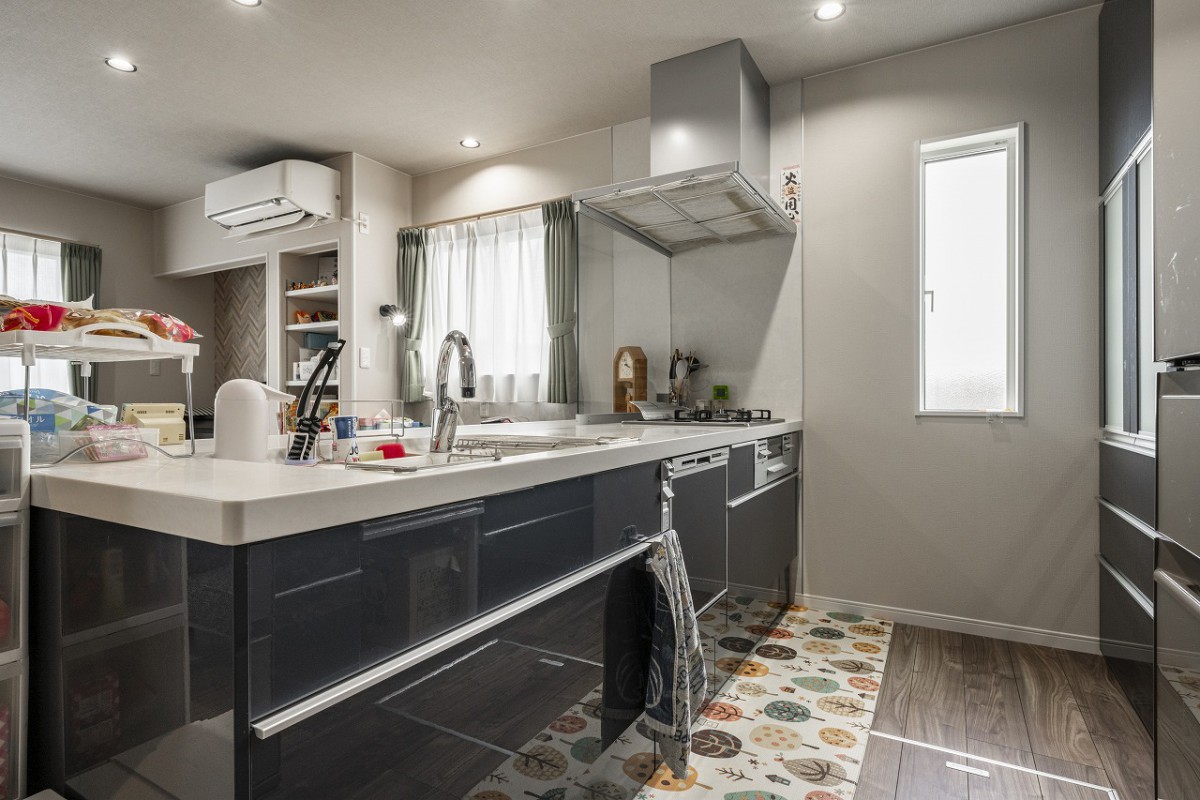 落ち着いたキッチンのカラーと床色が優しく調和
