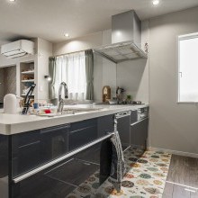 落ち着いたキッチンのカラーと床色が優しく調和