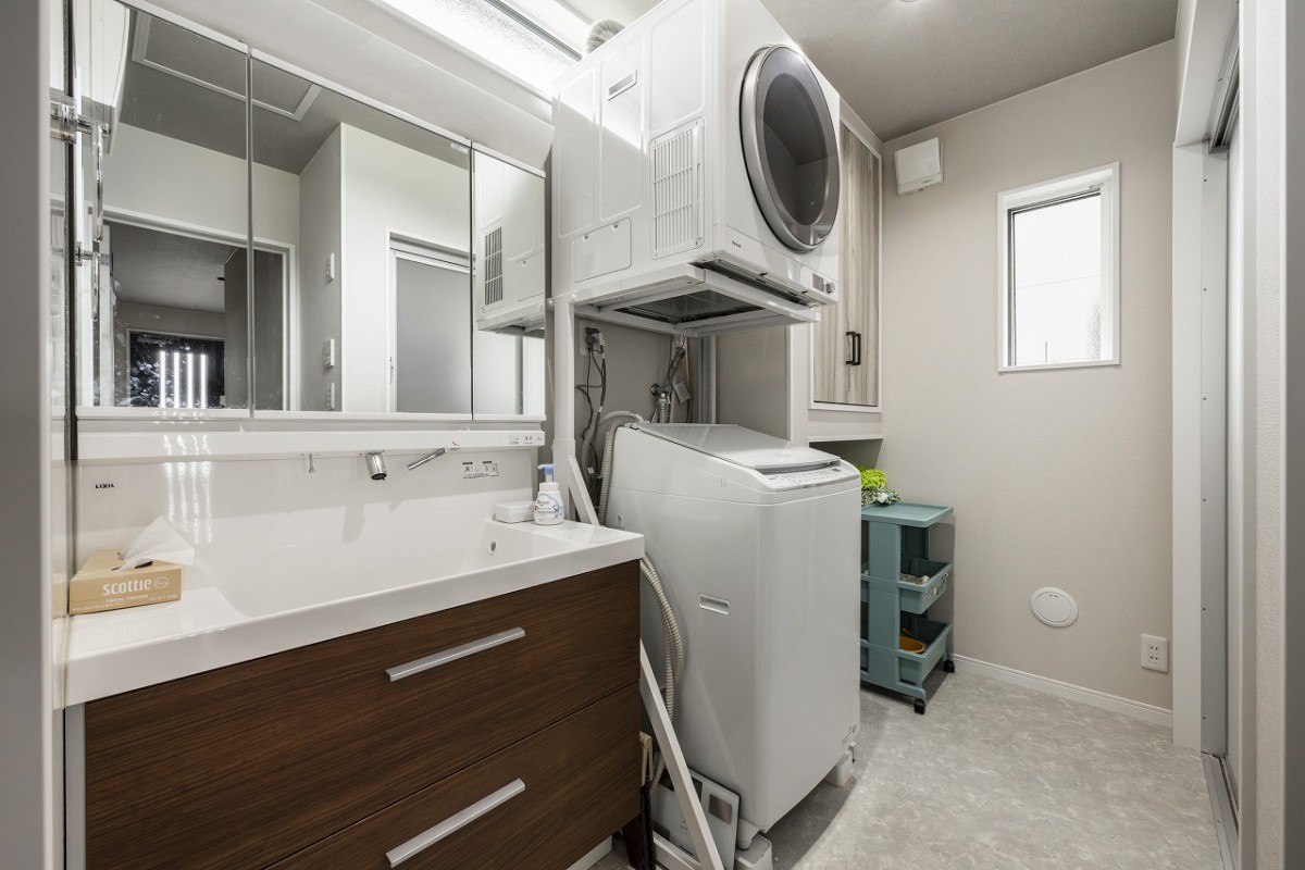 自分たちの生活パターンに合わせた配置で
ファミリークロゼットで家族の衣服や小物を一括管理
