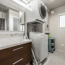 自分たちの生活パターンに合わせた配置で
ファミリークロゼットで家族の衣服や小物を一括管理
