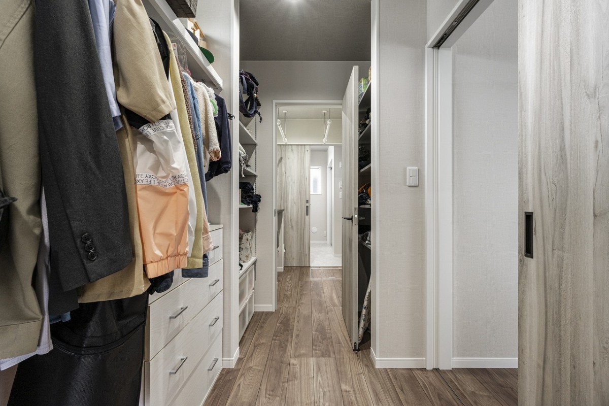 ファミリークロゼットで家族の衣服や小物を一括管理