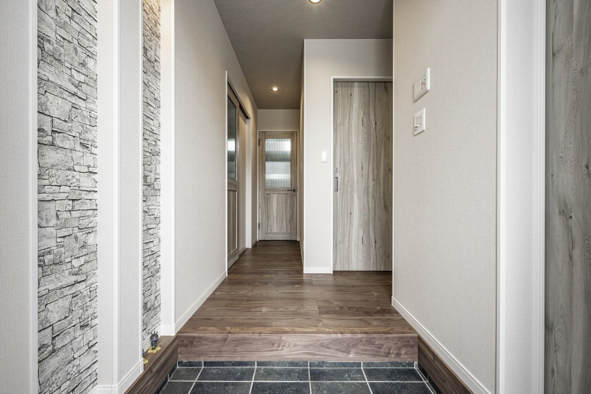 統一感のあるコーディネートのエントランスホール
広