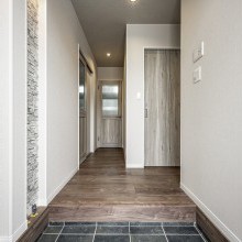 統一感のあるコーディネートのエントランスホール
広