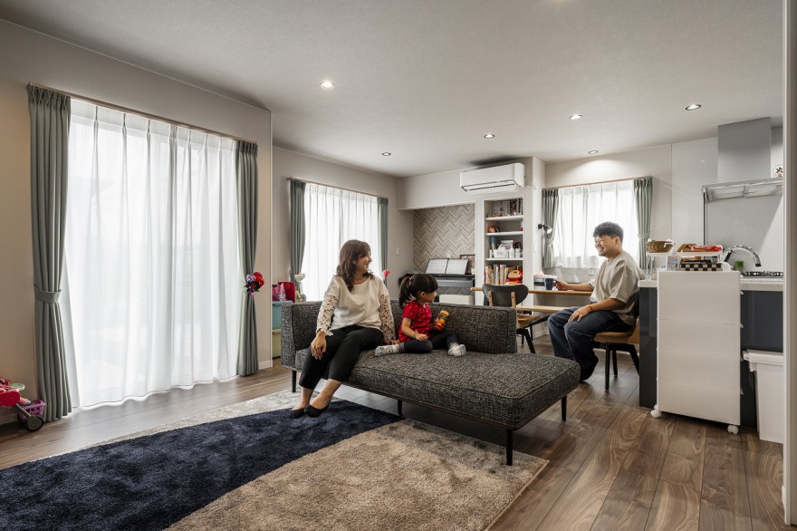 広々リビングで家族のきずなを深める家