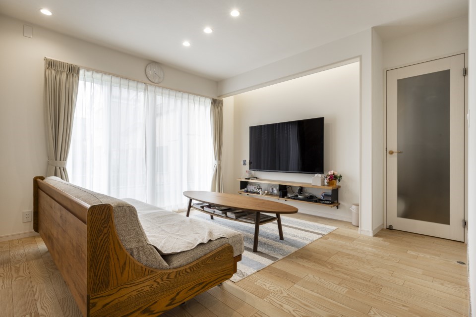 ナチュラルさが際立つ明るいリビングルーム