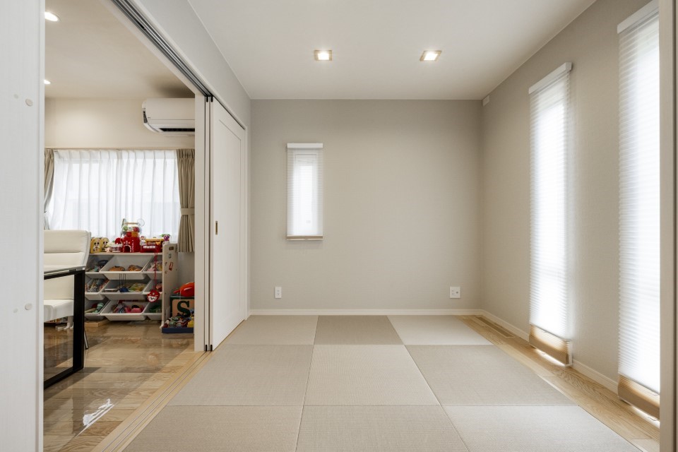
優しい色合いの畳スペースは扉使いでフレキシブルな空間に
