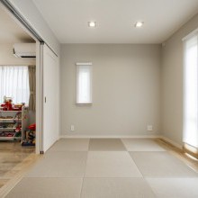 
優しい色合いの畳スペースは扉使いでフレキシブルな空間に
