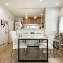 ホワイトと優しい木目がなじんで柔らかい雰囲気のダイニングスペース