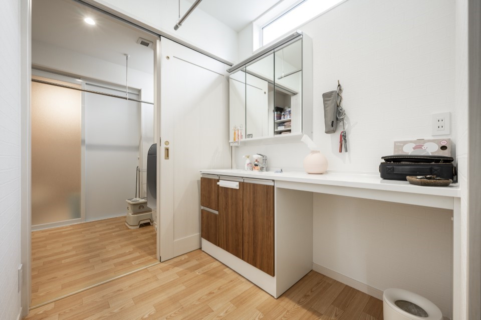 たくさんの部屋干しができるランドリールームは子育て世帯の味方