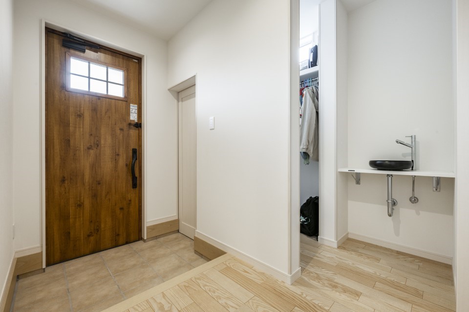 シューズクロークからお帰り手洗いのある玄関