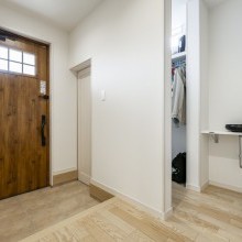 シューズクロークからお帰り手洗いのある玄関