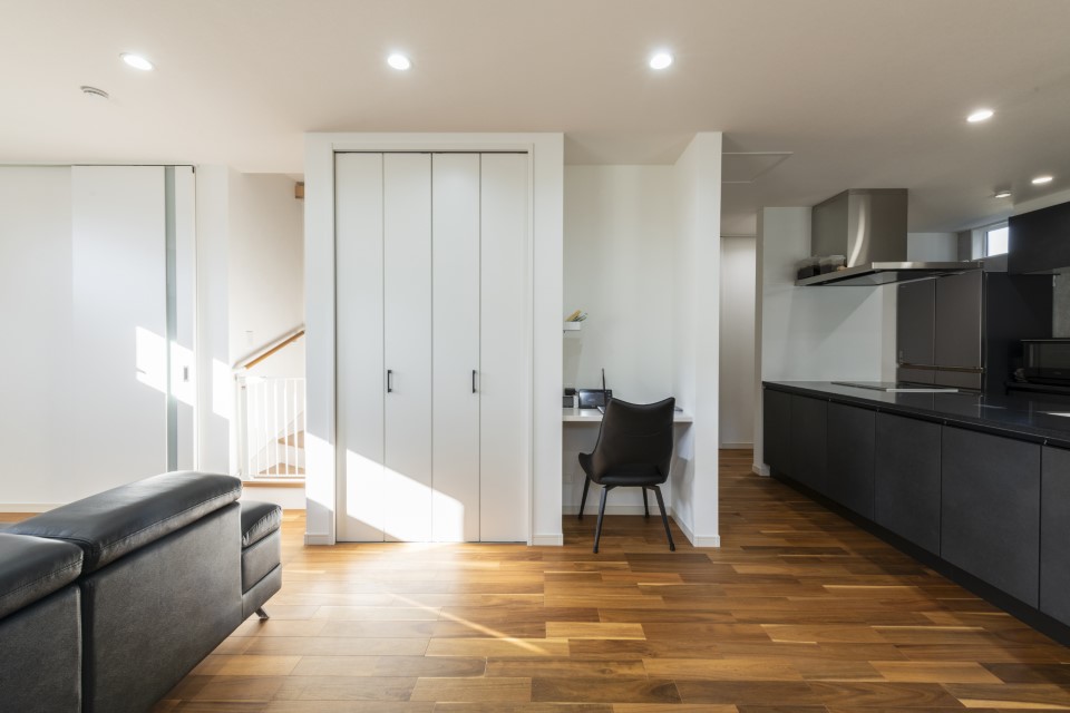 たっぷりのリビング収納&ワークスペース