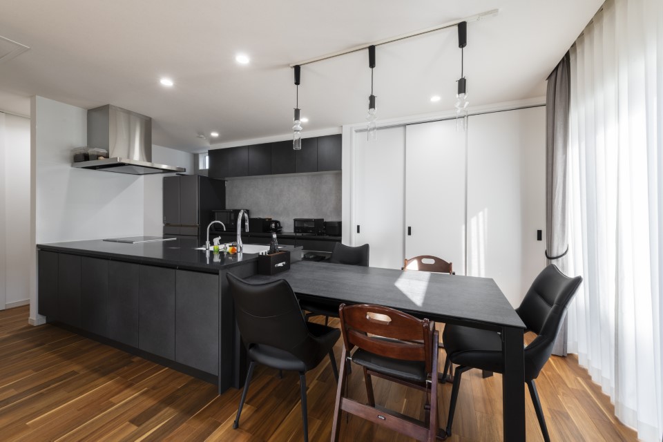 ダイニングテーブルはキッチン脇に設置してタイパを意識