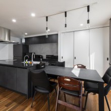 ダイニングテーブルはキッチン脇に設置してタイパを意識