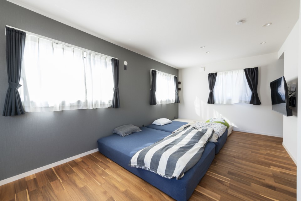 落ち着きのある色遣いにファブリックでカジュアルをプラス