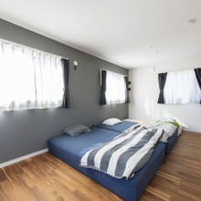 落ち着きのある色遣いにファブリックでカジュアルをプラス