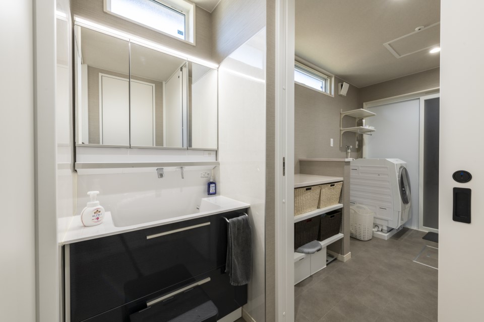 ゆったりスペースのランドリールームは室内干しもOK