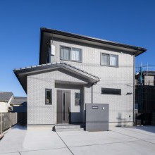 こだわったタイル張り、街になじむ統一感でより美観がアップ