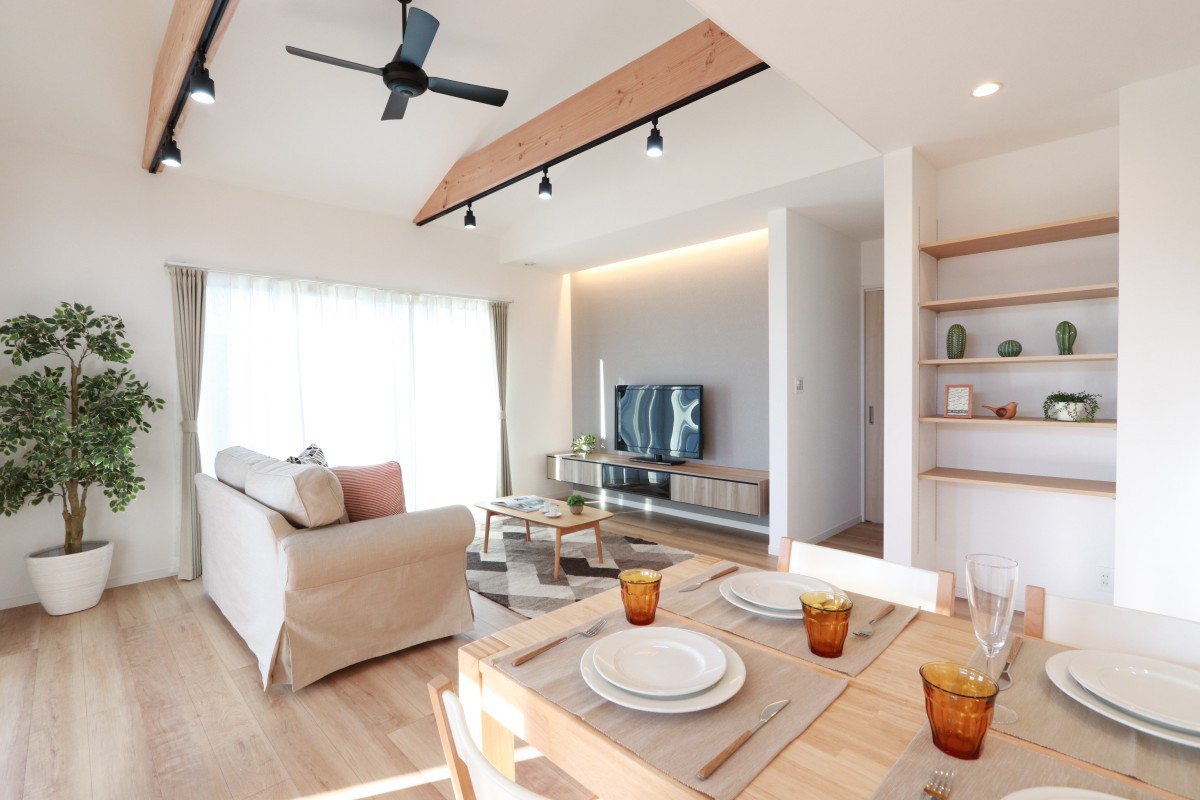 勾配天井でゆったりとした空間が広がるLDK