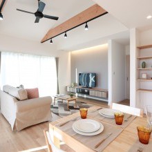 勾配天井でゆったりとした空間が広がるLDK