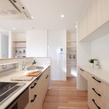 収納やマグネットの情報ステーションですっきりとしたキッチン