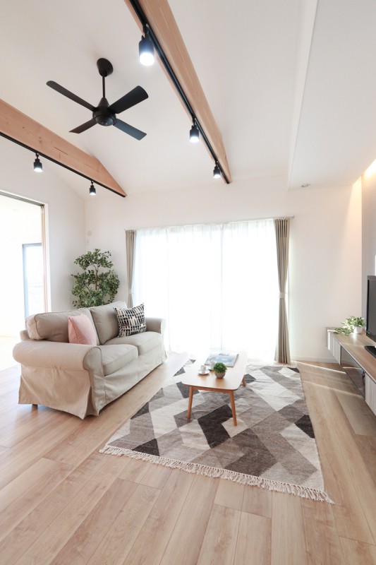 お陽さまの光が降り注ぐ心地よいリビング