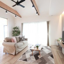 お陽さまの光が降り注ぐ心地よいリビング