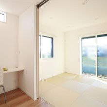 畳スペースは引き戸を利用してフレキシブルに活用できる空間