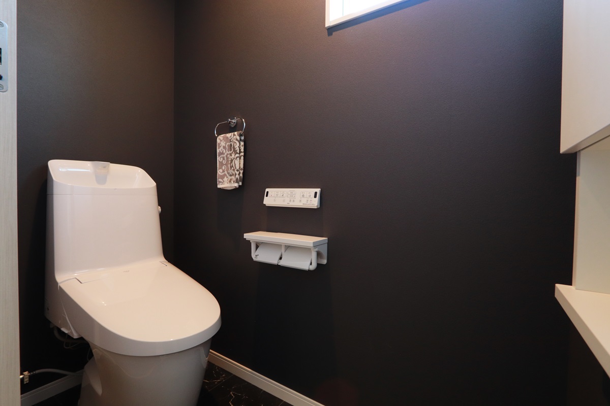 落ち着きのあるシックな空間に仕上げられたレストルーム