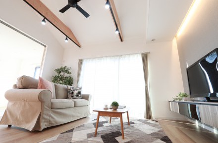 開放感にあふれた勾配天井が魅力のリビング空間