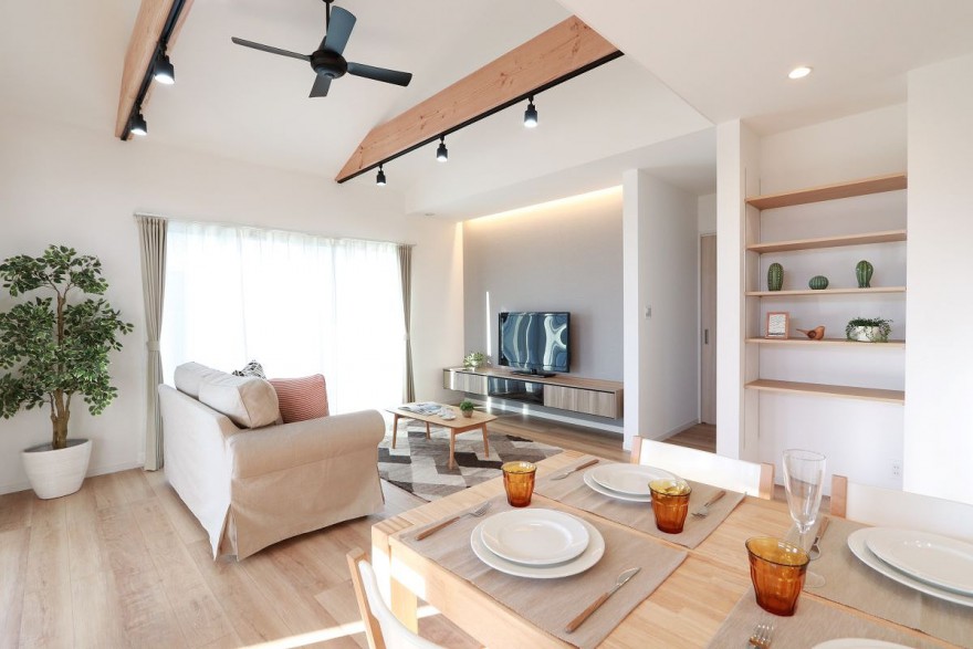 開放感にあふれた勾配天井が魅力のリビング空間