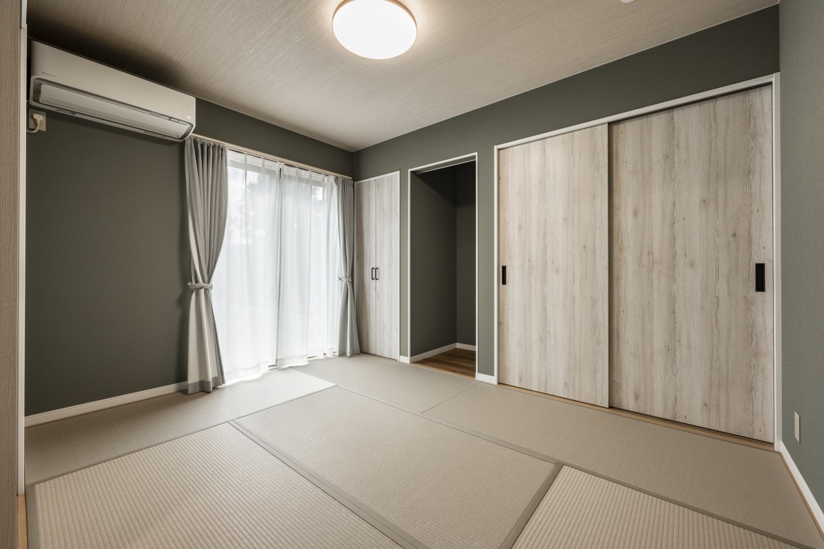 8畳の広々洋室畳敷き。布団など大物もしっかり収納できる